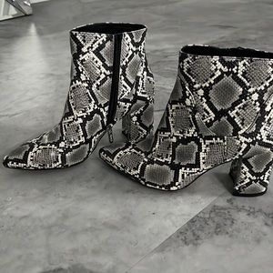 Circus by Sam Edelman snake, skin ankle boots, barely worn size 6